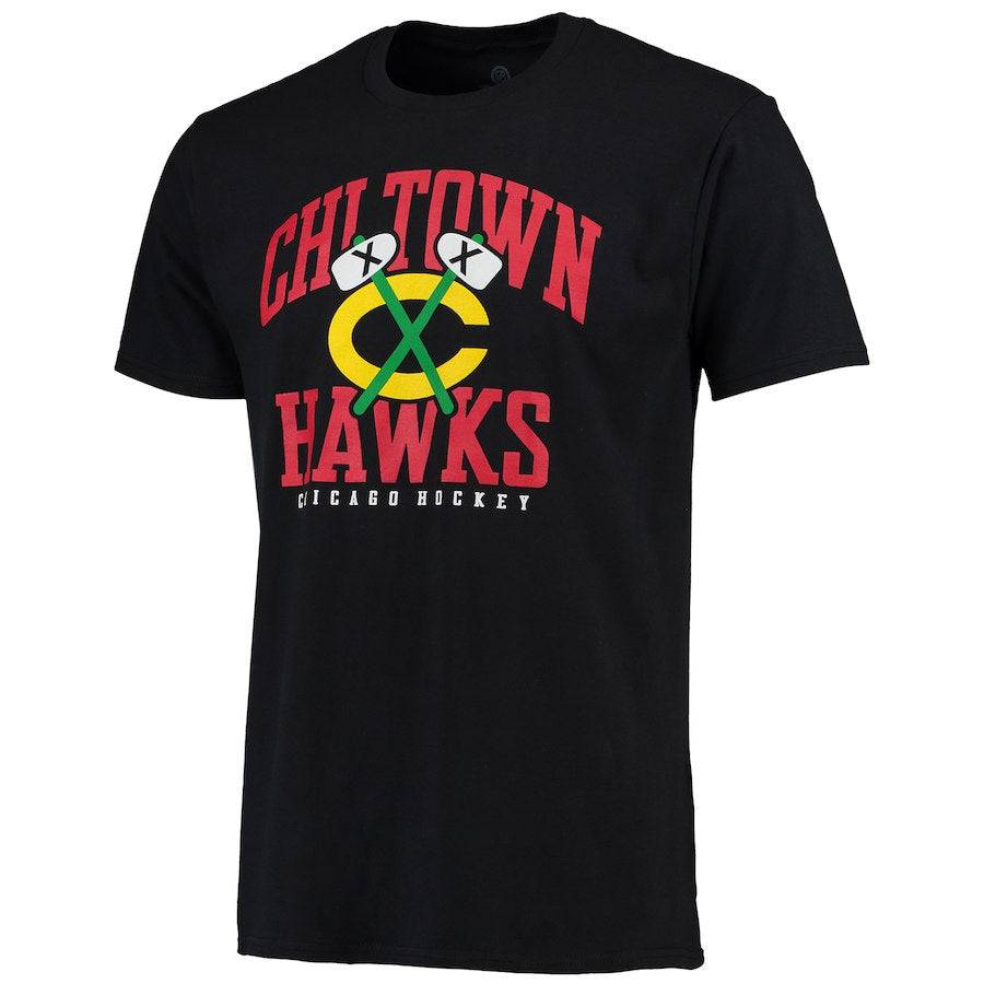 Mens Chicago Blackhawks Rinkside Black Hometown Collection Chi-Town Hockey T-Shirt product image 1, provided for visual