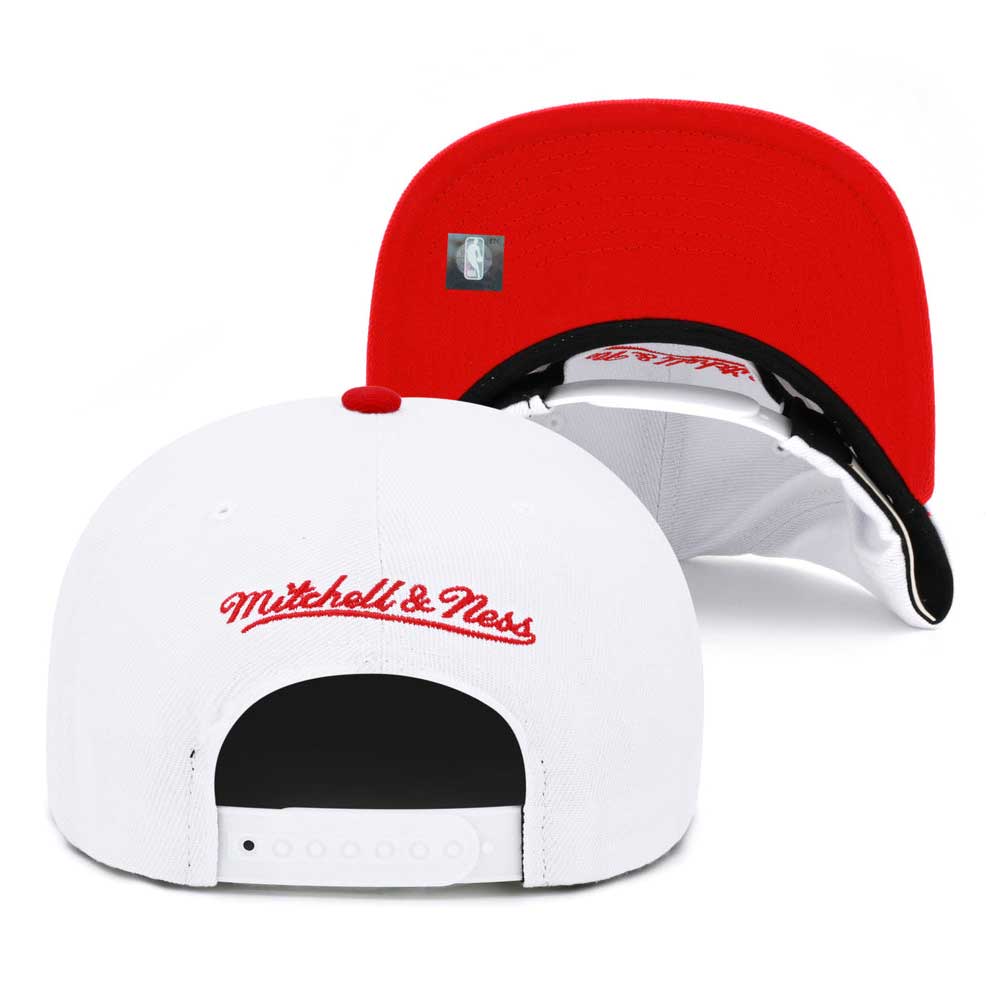 Mitchell & Ness Chicago Bulls Core White and Red Adjustable Snapback Hat for Men product image 2, provided for visual