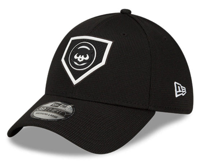 Chicago Cubs New Era Black 2021 Clubhouse 39THIRTY Flex Hat for Men product image 1, provided for visual reference and