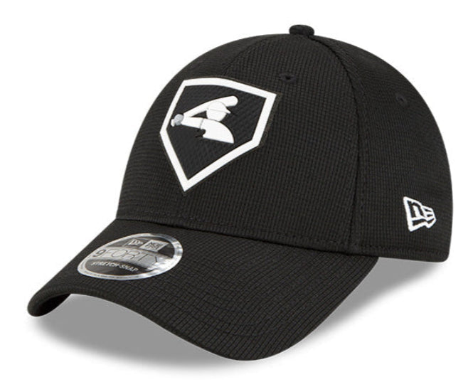 Chicago White Sox New Era Black 2022 Clubhouse 9FORTY Adjustable Snapback Hat for Men product image 1, provided for visual