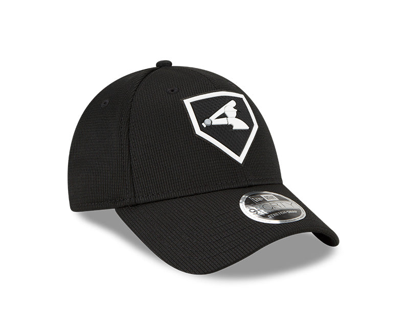 Chicago White Sox New Era Black 2022 Clubhouse 9FORTY Adjustable Snapback Hat for Men product image 3, provided for visual