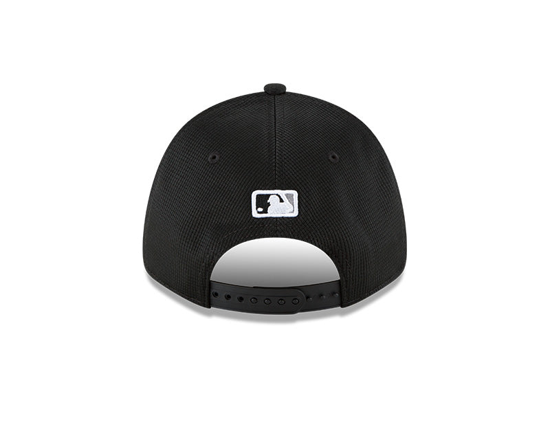 Chicago White Sox New Era Black 2022 Clubhouse 9FORTY Adjustable Snapback Hat for Men product image 6, provided for visual