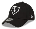 Chicago White Sox New Era Black 2022 Clubhouse Alternate Black 39THIRTY Flex Hat for Men product image 1, provided for