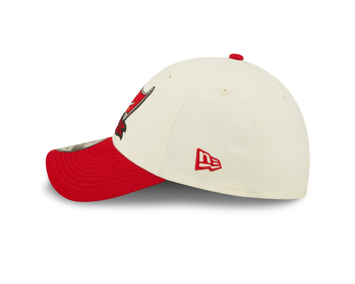 Tampa Bay Buccaneers New Era Cream/Red 2022 Sideline 39THIRTY Flex Hat for Men product image 5, provided for visual