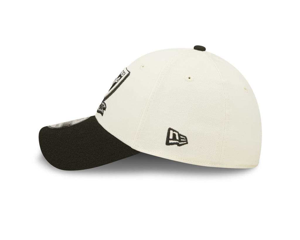 Las Vegas Raiders New Era Cream/Black 2022 Sideline 39THIRTY Flex Hat for Men product image 6, provided for visual reference