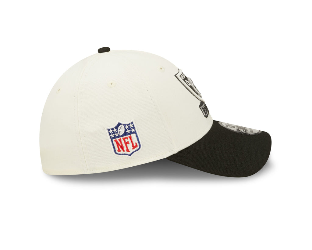 Las Vegas Raiders New Era Cream/Black 2022 Sideline 39THIRTY Flex Hat for Men product image 5, provided for visual reference
