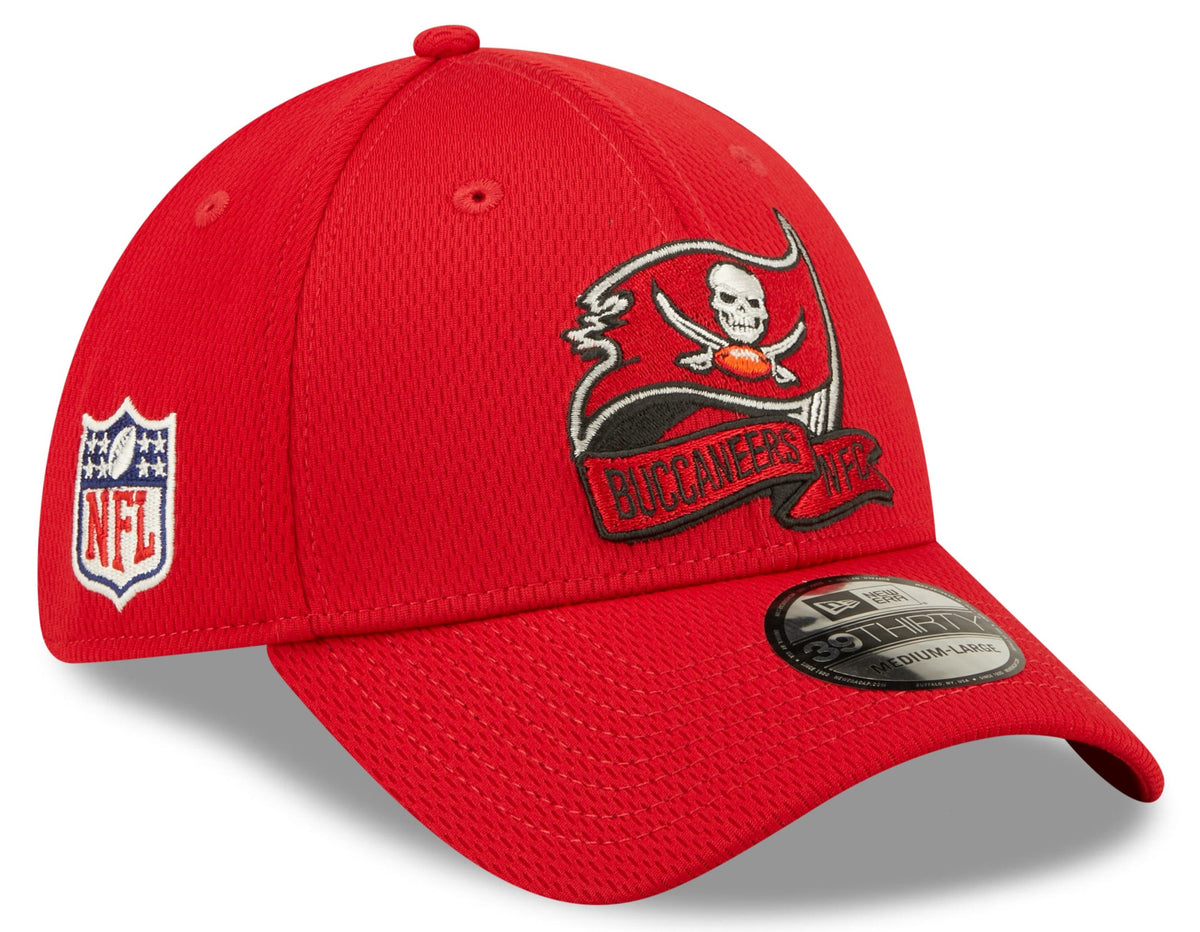 Tampa Bay Buccaneers New Era Red 2022 Sideline Coaches 39THIRTY Flex Hat for Men product image 1, provided for visual