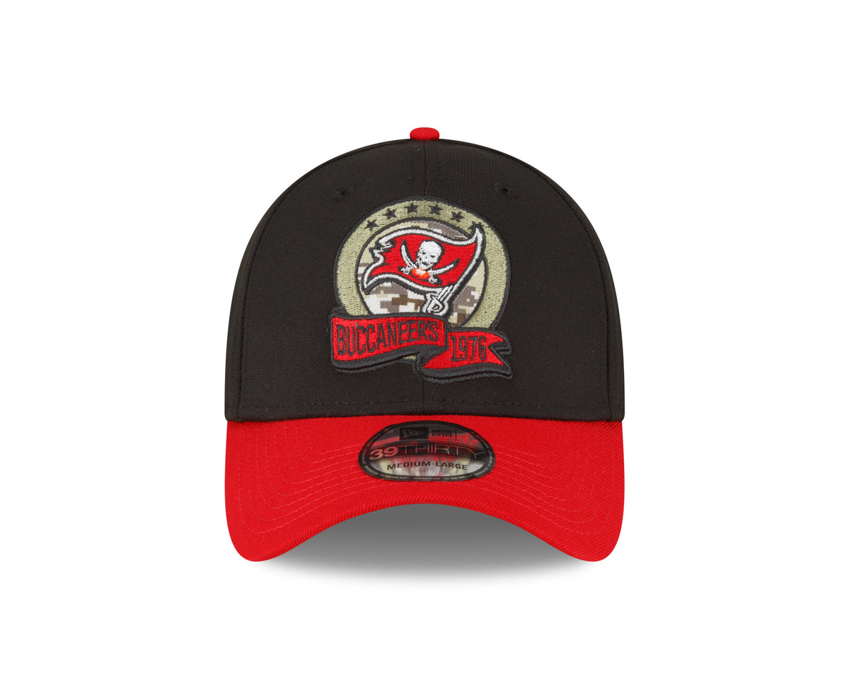 Tampa Bay Buccaneers New Era Black 2022 Salute to Service 39THIRTY Flex Hat for Men product image 2, provided for visual