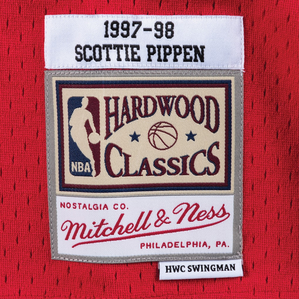 Mens Chicago Bulls Scottie Pippen Mitchell & Ness Red 1997-98 Hardwood Classics Swingman Jersey product image 4, provided