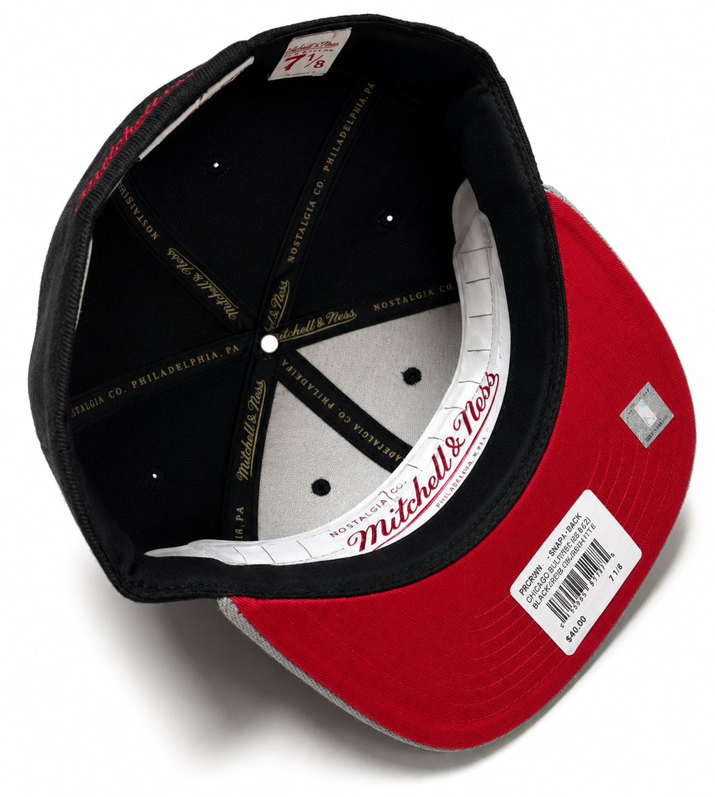 Chicago Bulls Mitchell & Ness Hardwood Classics 2 Tone Black/Gray Reload 2.0 Dynasty Fitted Hat for Men product image 4,