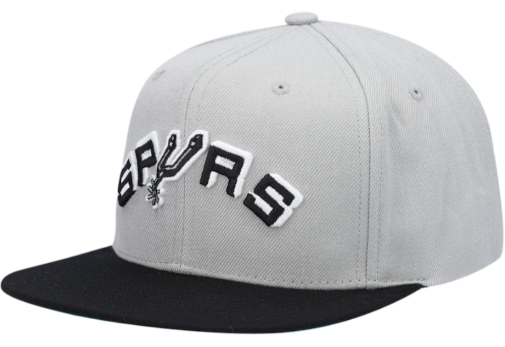 Mens NBA San Antonio Spurs Silver/Black Wool 2 Tone Snapback Hat By Mitchell And Ness product image 1, provided for visual