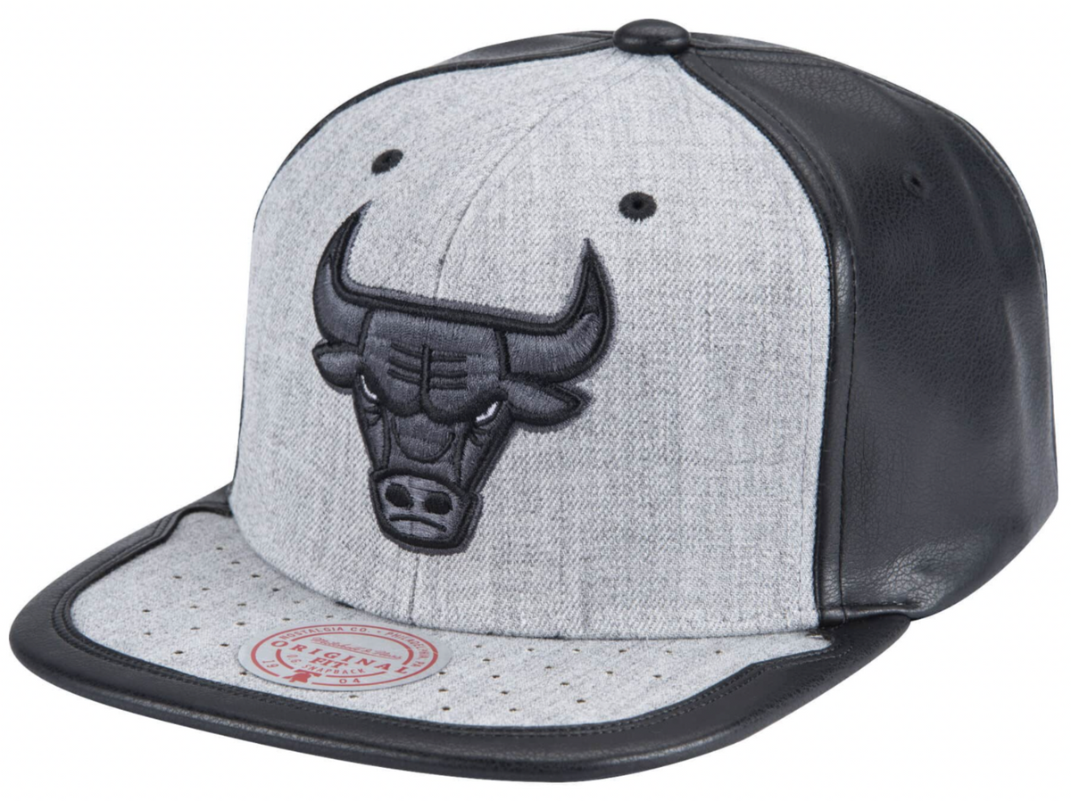 Chicago Bulls Day One Heather Gray & Black Mitchell & Ness Snapback Hat product image 1, provided for visual reference and