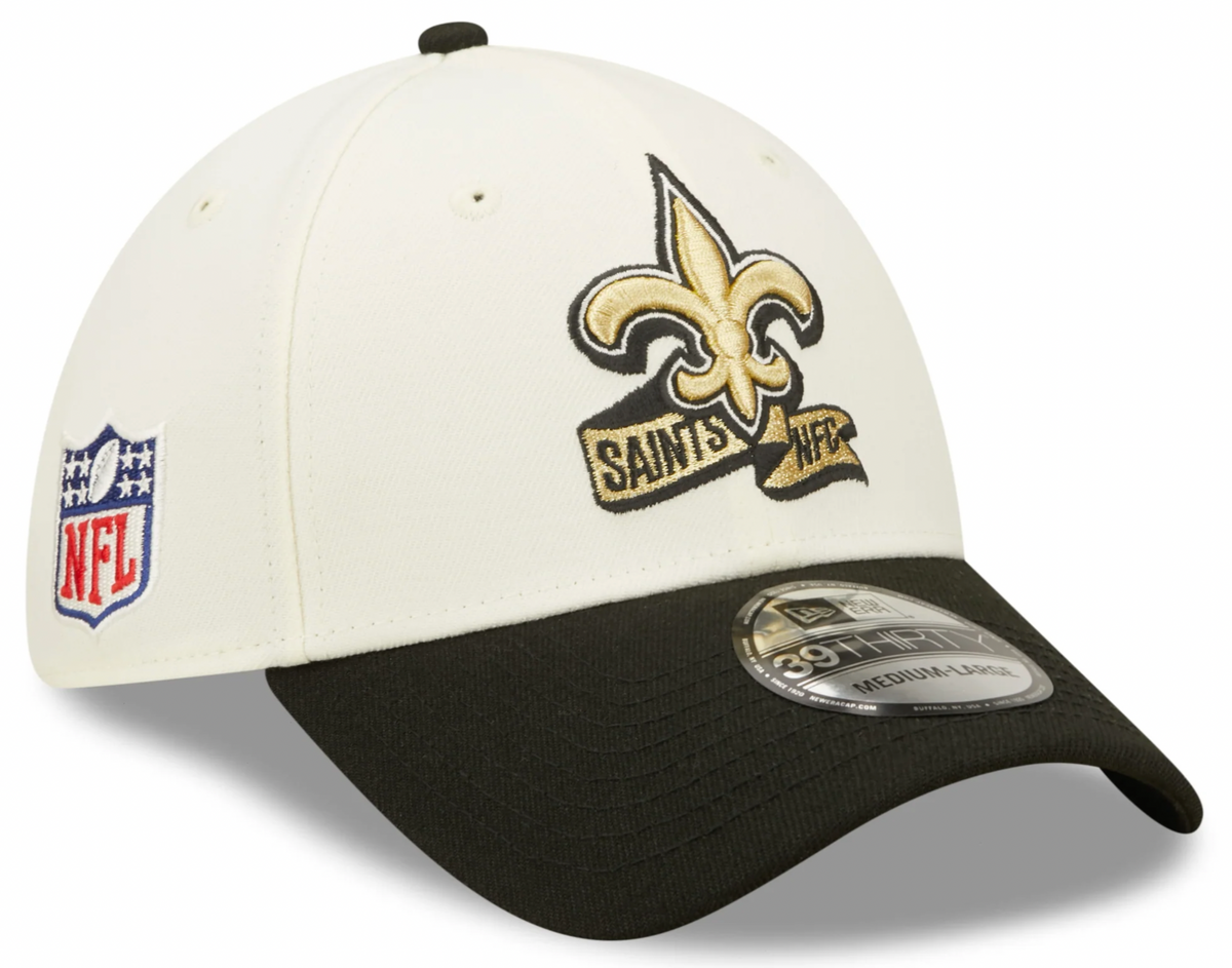 New Orleans Saints New Era Cream/Black 2022 Sideline 39THIRTY Flex Hat for Men product image 1, provided for visual