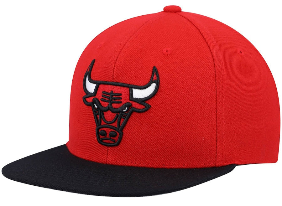 Mens Chicago Bulls Red Team 2-Tone 2.0 Snapback Hat By Mitchell And Ness product image 1, provided for visual reference and