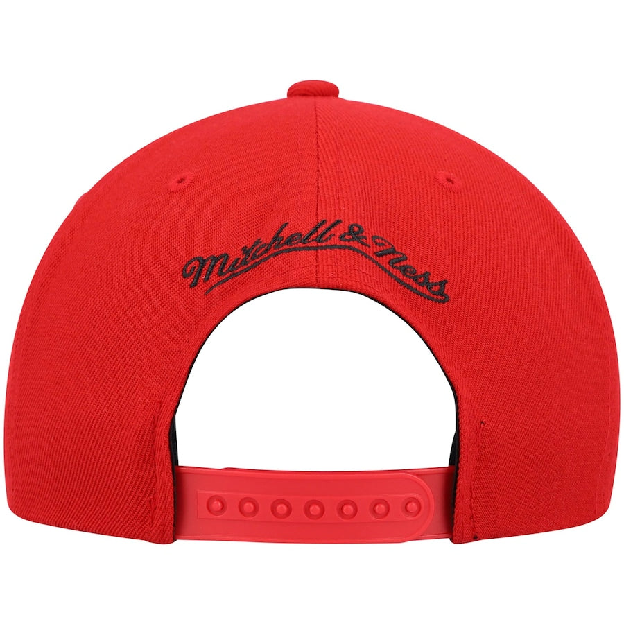 Mens Chicago Bulls Red Team 2-Tone 2.0 Snapback Hat By Mitchell And Ness product image 4, provided for visual reference and