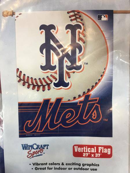New York Mets Team Logo Vertical Flag product image 1, provided for visual reference and product detail review