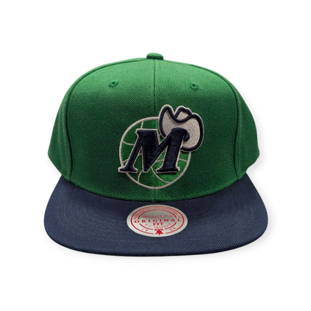 Dallas Mavericks NBA Core Basic Green/Navy HWC Mitchell & Ness Snapback Hat for Men product image 2, provided for visual