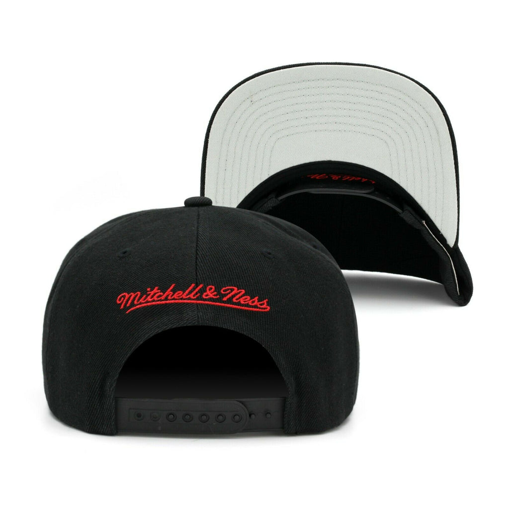 Mitchell & Ness Chicago Bulls Core Black Adjustable Snapback Hat for Men product image 2, provided for visual reference and