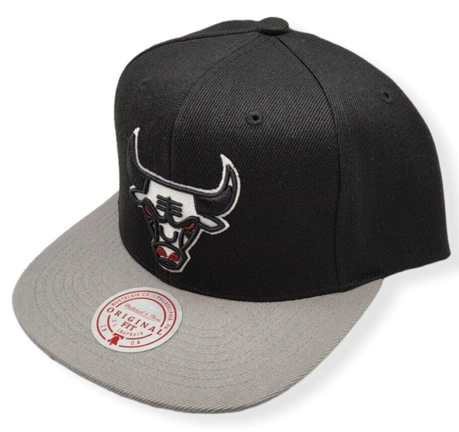 Mens's Chicago Bulls HWC Black/Grey Core Basic Mitchell & Ness Snapback Hat product image 1, provided for visual reference