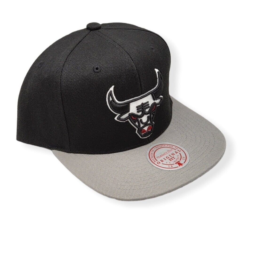 Mens's Chicago Bulls HWC Black/Grey Core Basic Mitchell & Ness Snapback Hat product image 3, provided for visual reference