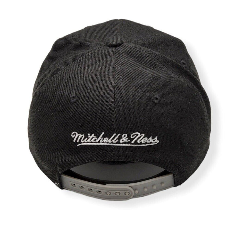 Mens's Chicago Bulls HWC Black/Grey Core Basic Mitchell & Ness Snapback Hat product image 4, provided for visual reference