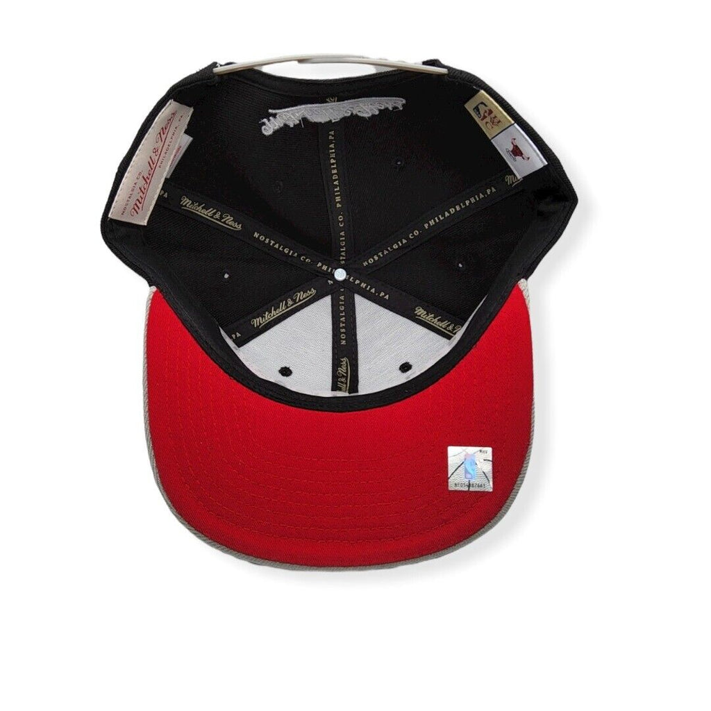 Mens's Chicago Bulls HWC Black/Grey Core Basic Mitchell & Ness Snapback Hat product image 5, provided for visual reference