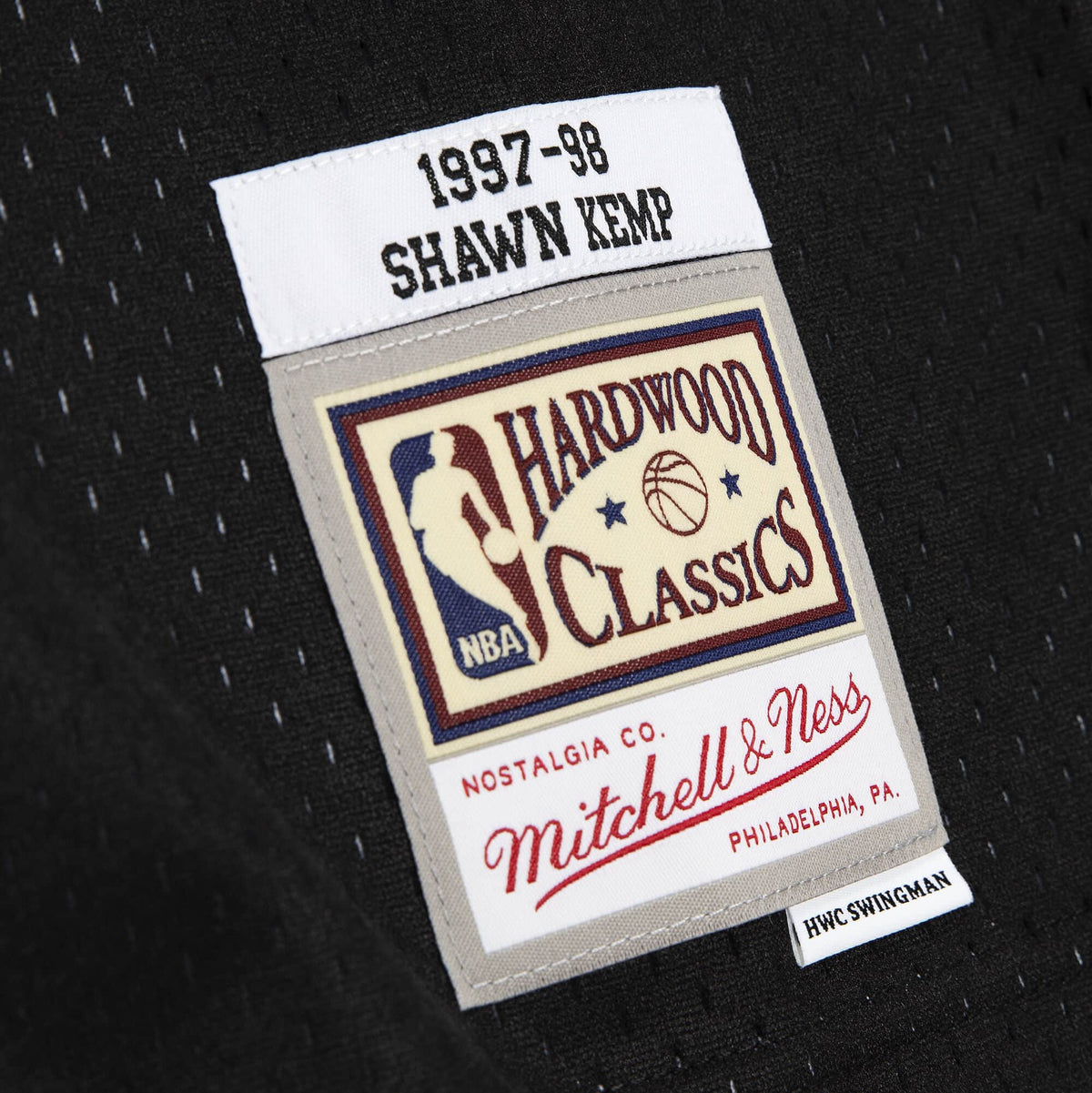 Cleveland Cavaliers Shawn Kemp Mitchell & Ness Black 1997-98 Hardwood Classics Swingman Jersey for Men product image 4,