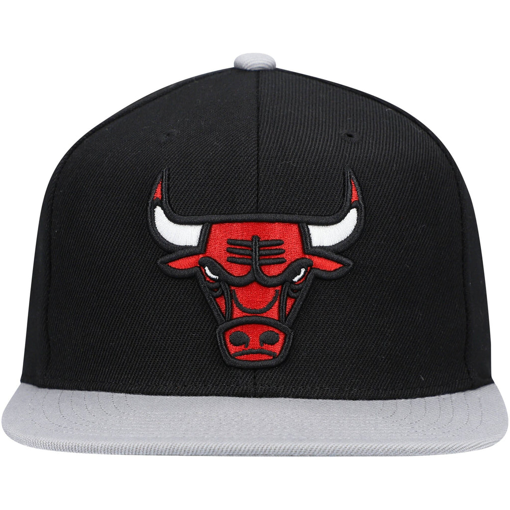 Mitchell & Ness Chicago Bulls Core Black/ Gray Adjustable Snapback Hat for Men product image 2, provided for visual
