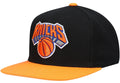 New York Knicks Mitchell & Ness NBA Core Basic Black And Orange Snapback Hat for Men product image 1, provided for visual