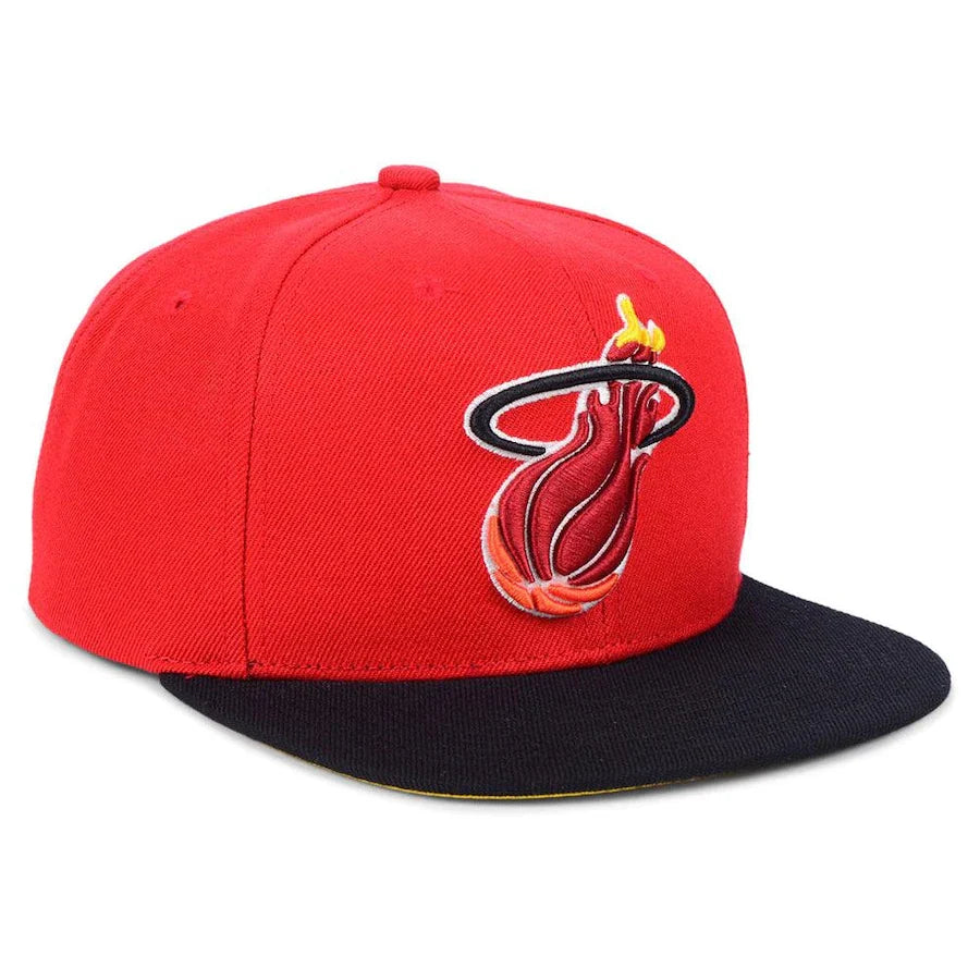 Miami Heat Mitchell & Ness NBA Core Basic HWC Red/Black Snapback Hat for Men product image 3, provided for visual reference