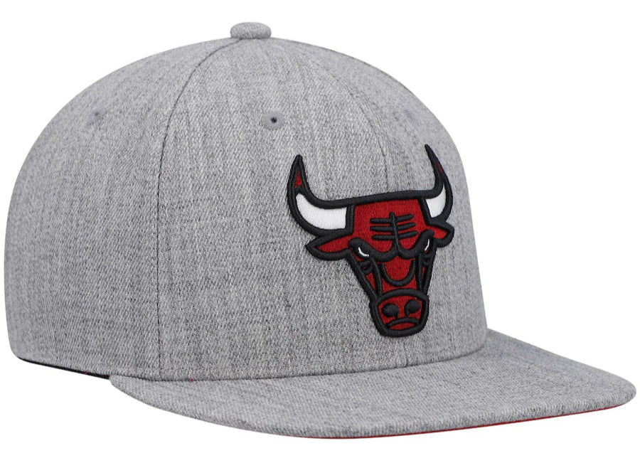 Chicago Bulls Team Heather Gray 2.0 Mitchell & Ness Snapback Hat product image 1, provided for visual reference and product