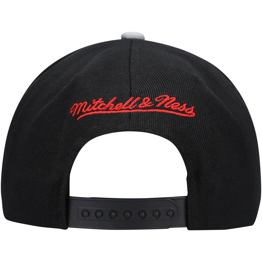 Mitchell & Ness Chicago Bulls Core Black/ Gray Adjustable Snapback Hat for Men product image 4, provided for visual