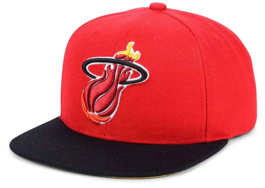 Miami Heat Mitchell & Ness NBA Core Basic HWC Red/Black Snapback Hat for Men product image 1, provided for visual reference