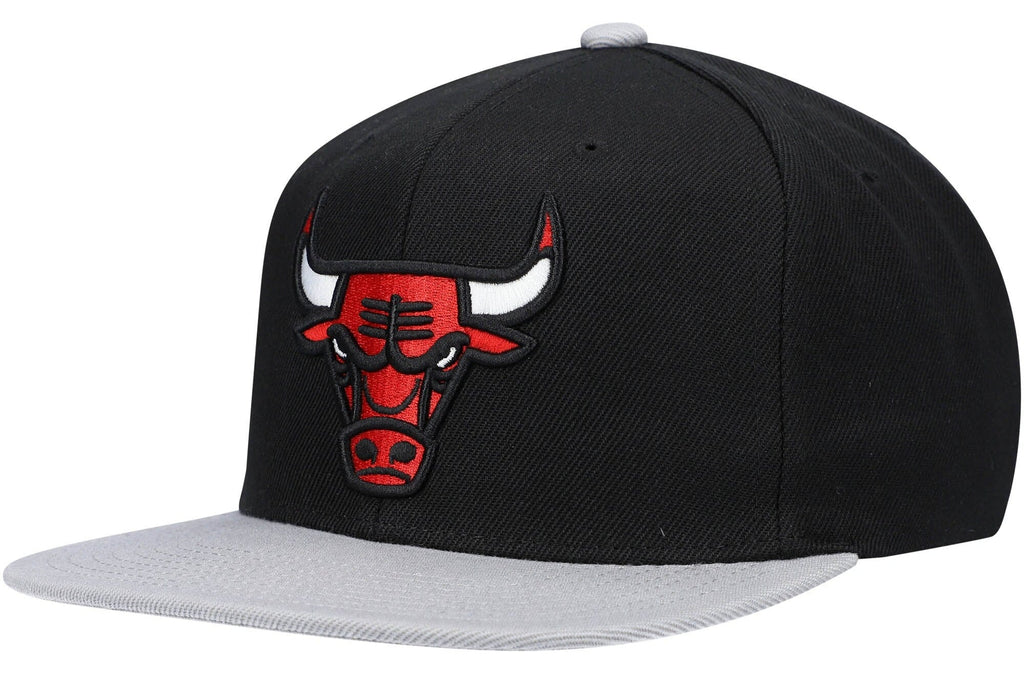 Mitchell & Ness Chicago Bulls Core Black/ Gray Adjustable Snapback Hat for Men product image 1, provided for visual